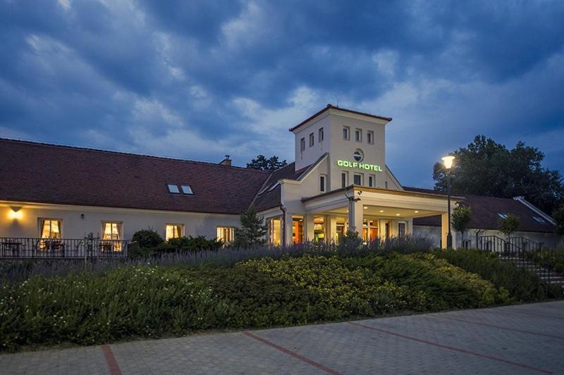 טטה Old Lake Golf Hotel מראה חיצוני תמונה