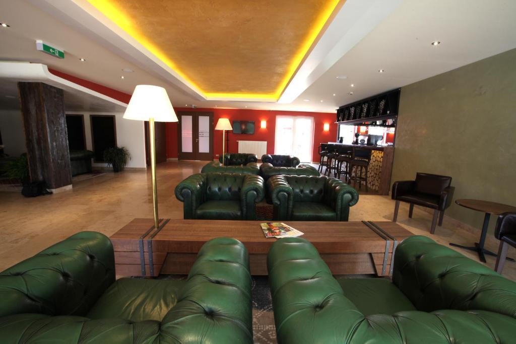 טטה Old Lake Golf Hotel מראה חיצוני תמונה
